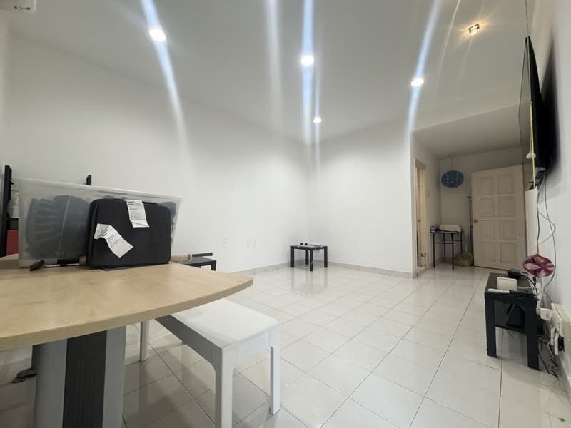 Rumah Teres 2.5-Tingkat untuk Dijual di Taman Bukit Serdang (Seri Kembangan) - KEN TAN - Living Room - PropertyGuru.com.my