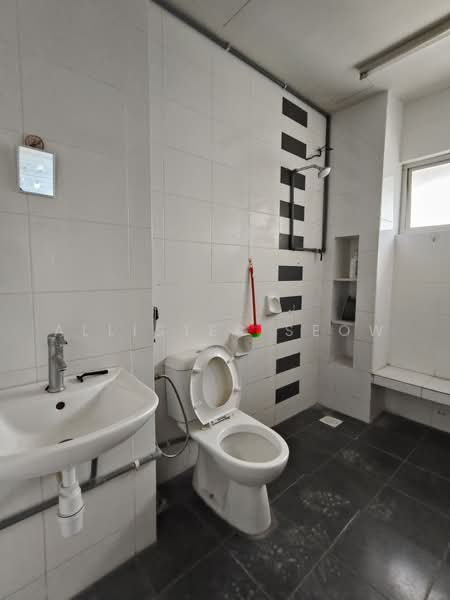 Kondominium untuk Disewa di Lagoon Suites - Allister Seow - Bathroom - PropertyGuru.com.my