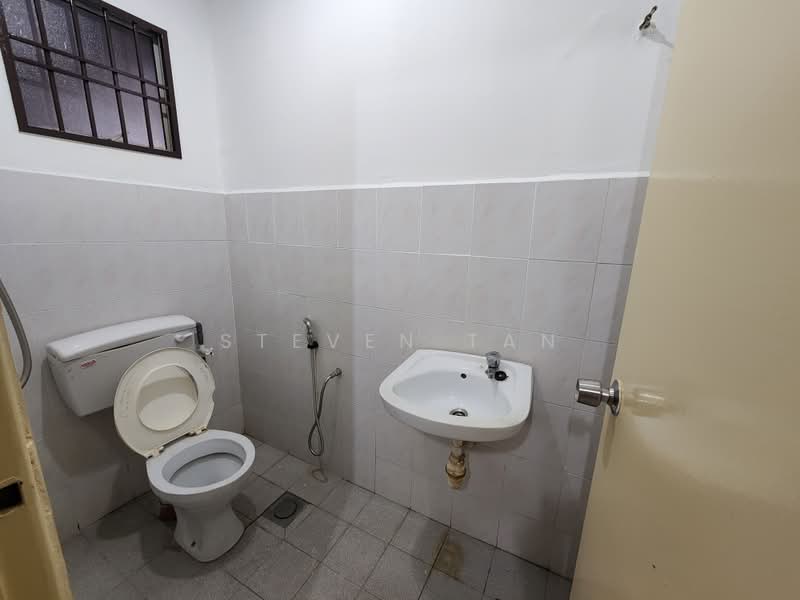 Rumah Berkembar untuk Dijual di Taman Putra Perdana (Puchong) - Steven Tan - Bathroom - PropertyGuru.com.my