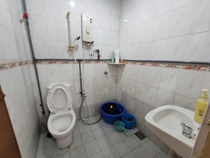 Rumah Berkembar untuk Dijual di Taman Putra Perdana (Puchong) - Steven Tan - Bathroom - PropertyGuru.com.my