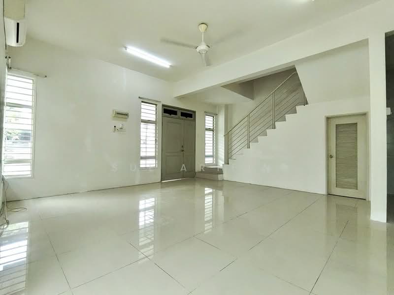 Semi-Detached House for Sale in Bandar Saujana Putra (Tanjong Duabelas) - Sue Arifin - Living Room - PropertyGuru.com.my