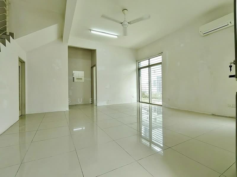 Semi-Detached House for Sale in Bandar Saujana Putra (Tanjong Duabelas) - Sue Arifin - Living Room - PropertyGuru.com.my