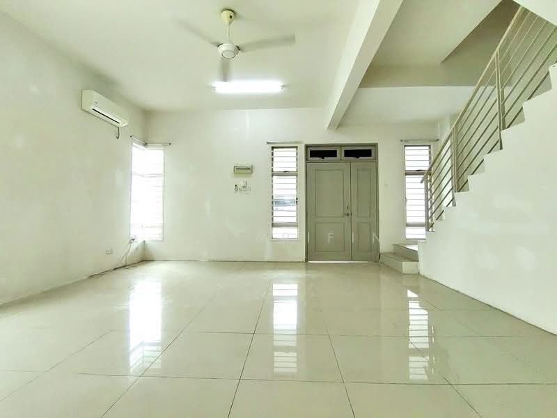 Semi-Detached House for Sale in Bandar Saujana Putra (Tanjong Duabelas) - Sue Arifin - Living Room - PropertyGuru.com.my