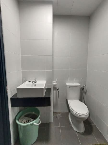 Service Residence for Sale at KSL Residence @ Daya - Paggie Tee - Bathroom - PropertyGuru.com.my