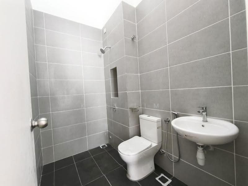 Rumah Teres 2-Tingkat untuk Dijual di Bandar Indahpura (Kulai) - Karl Lim - Bathroom - PropertyGuru.com.my