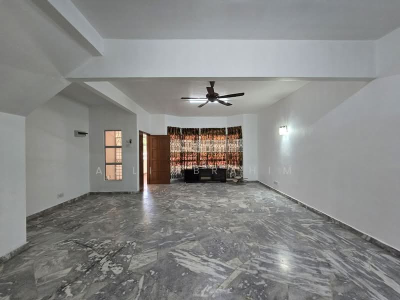 Rumah Teres 2-Tingkat untuk Dijual di Taman Desa Mewah (Semenyih) - Azli Ibrahim - Living Room - PropertyGuru.com.my