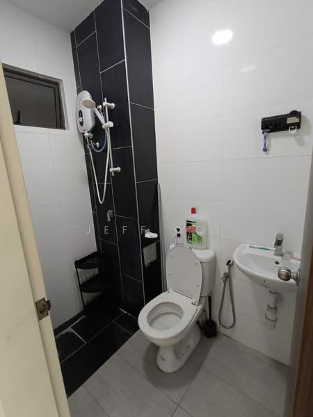 Kediaman Servis untuk Dijual di Seasons Garden Residences - Jeff Ooi - Bathroom - PropertyGuru.com.my
