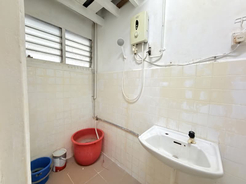 1-storey Terraced House for Sale in Taman Kurnia (Kluang) - Gipson Lay - Bathroom - PropertyGuru.com.my