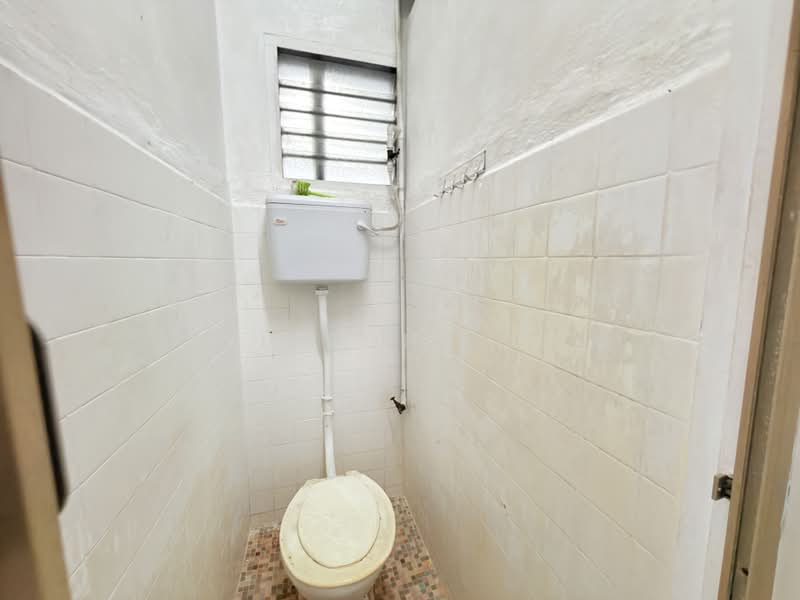 1-storey Terraced House for Sale in Taman Kurnia (Kluang) - Gipson Lay - Bathroom - PropertyGuru.com.my