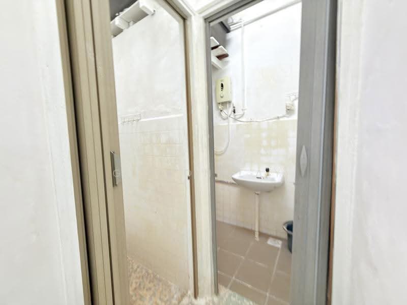 1-storey Terraced House for Sale in Taman Kurnia (Kluang) - Gipson Lay - Bathroom - PropertyGuru.com.my