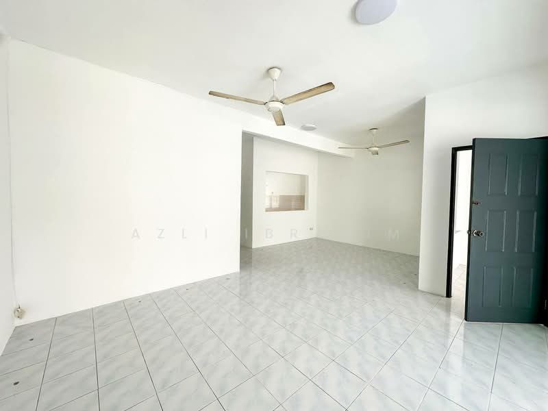 2-storey Terraced House for Sale in Taman Puncak Jalil (Seri Kembangan) - Azli Ibrahim - Living Room - PropertyGuru.com.my