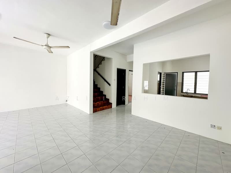 2-storey Terraced House for Sale in Taman Puncak Jalil (Seri Kembangan) - Azli Ibrahim - Living Room - PropertyGuru.com.my