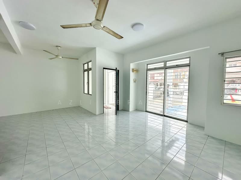 2-storey Terraced House for Sale in Taman Puncak Jalil (Seri Kembangan) - Azli Ibrahim - Living Room - PropertyGuru.com.my
