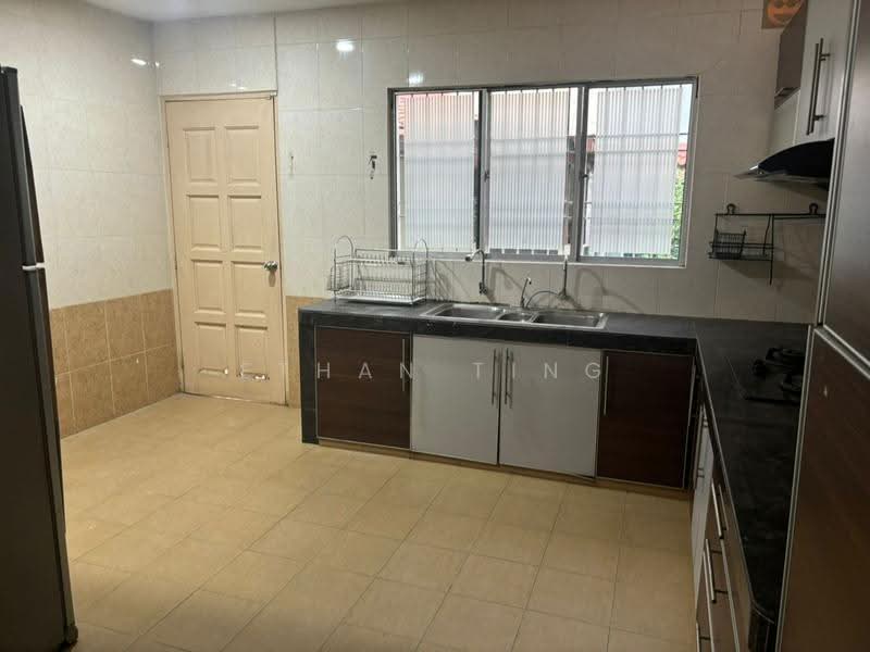 Rumah Teres 2-Tingkat untuk Dijual di Taman Bukit Subang (Shah Alam) - Ethan Ting - Kitchen - PropertyGuru.com.my