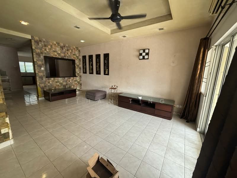 Rumah Teres 2-Tingkat untuk Dijual di Taman Bukit Subang (Shah Alam) - Ethan Ting - Living Room - PropertyGuru.com.my