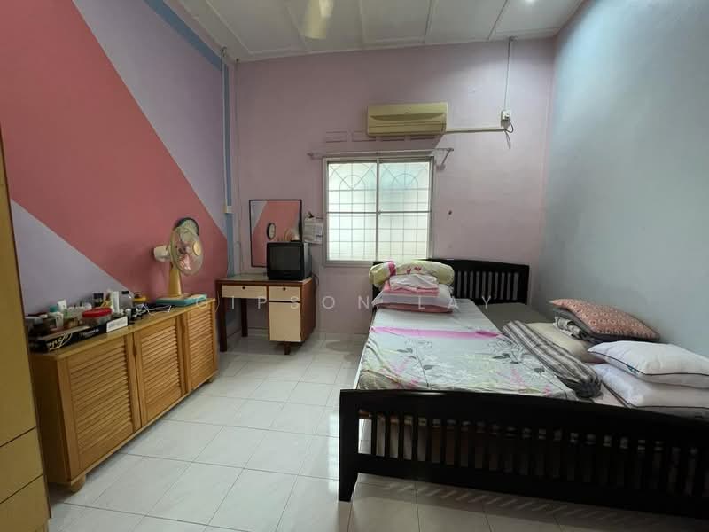 Rumah Teres 1-Tingkat untuk Dijual di Taman Intan (Kluang) - Gipson Lay - Bedroom - PropertyGuru.com.my
