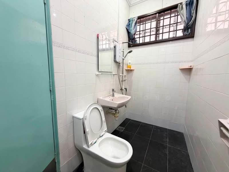 Rumah Berkembar untuk Disewa di Taman Perling (Perling) - Esther Chong - Bathroom - PropertyGuru.com.my