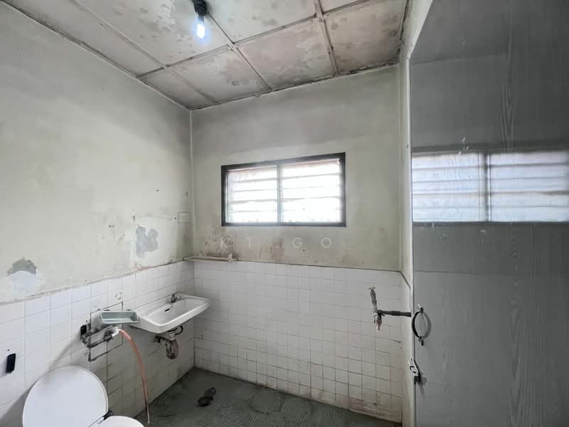 Rumah Teres 2-Tingkat untuk Dijual di Taman Sri Serdang (Seri Kembangan) - KT Go - Bathroom - PropertyGuru.com.my