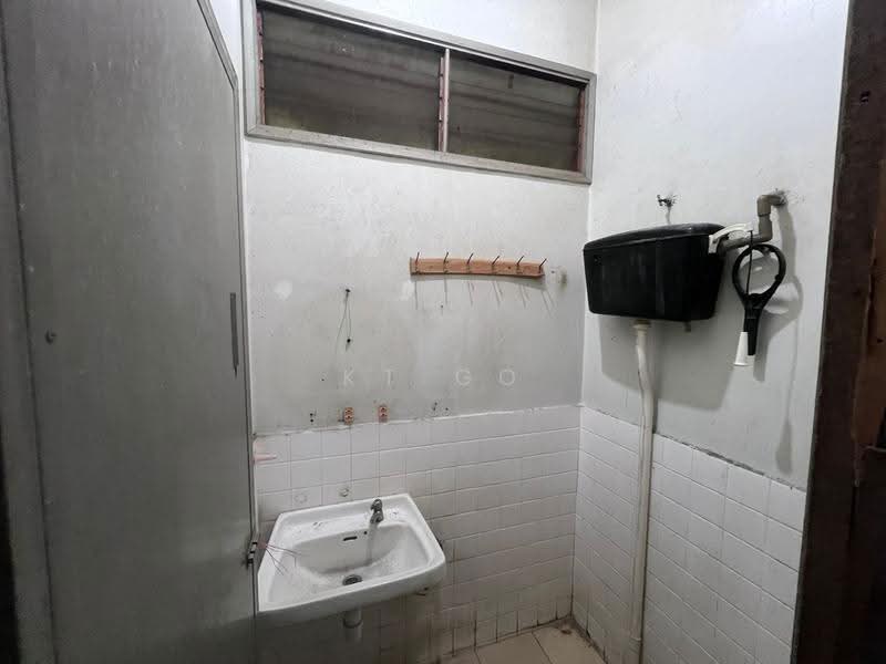 Rumah Teres 2-Tingkat untuk Dijual di Taman Sri Serdang (Seri Kembangan) - KT Go - Bathroom - PropertyGuru.com.my