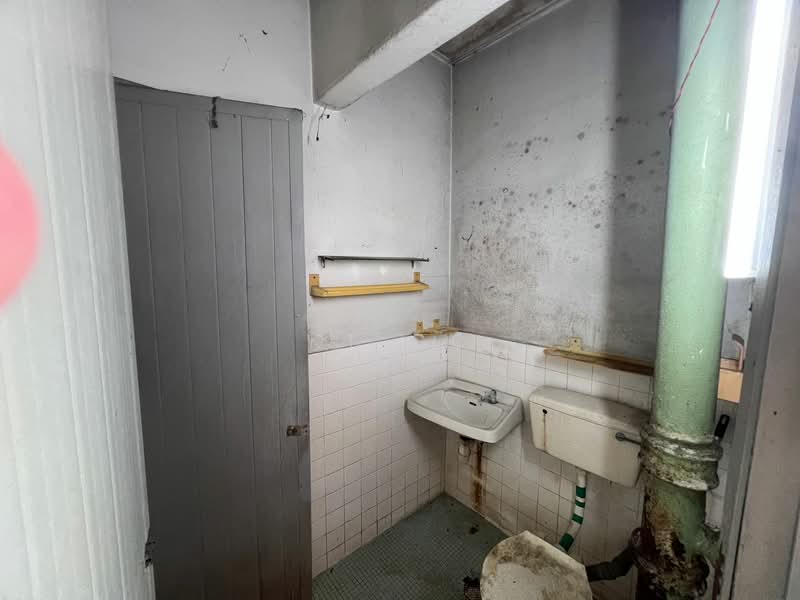 Rumah Teres 2-Tingkat untuk Dijual di Taman Sri Serdang (Seri Kembangan) - KT Go - Bathroom - PropertyGuru.com.my
