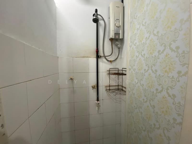 Pangsapuri untuk Dijual di Cendana Apartment - Deeya Yusof - Bathroom - PropertyGuru.com.my
