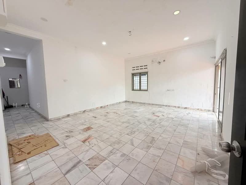 Semi-Detached House for Sale in Taman Tasik Jaya (Senawang) - Hassan Basri Suhaimi - Living Room - PropertyGuru.com.my