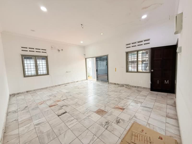 Semi-Detached House for Sale in Taman Tasik Jaya (Senawang) - Hassan Basri Suhaimi - Living Room - PropertyGuru.com.my