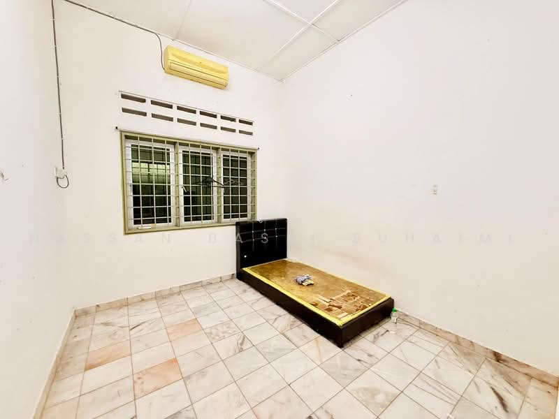 Semi-Detached House for Sale in Taman Tasik Jaya (Senawang) - Hassan Basri Suhaimi - Bedroom - PropertyGuru.com.my