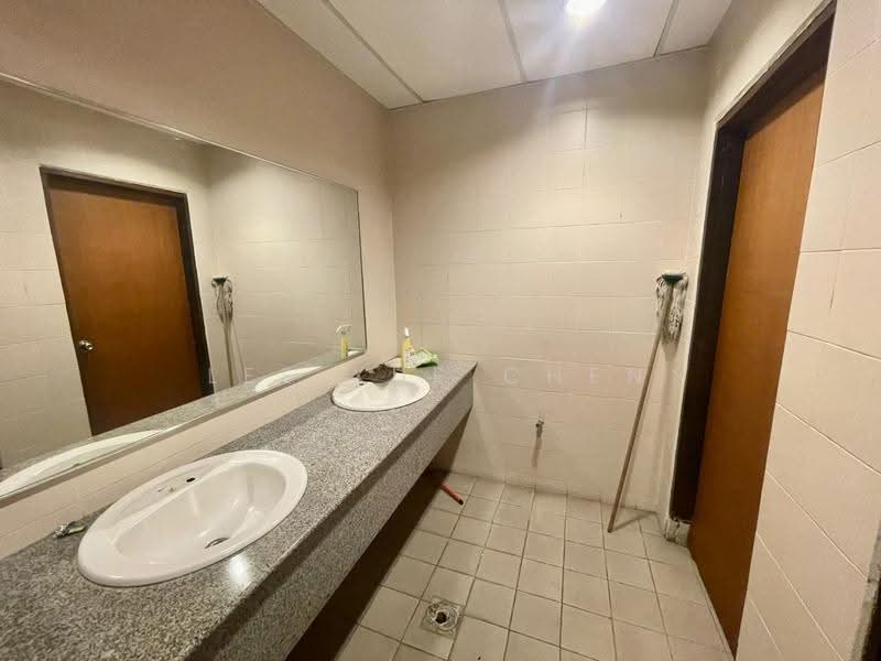Kedai untuk Dijual di Jelutong (Penang) - Lee Xue Chen - Bathroom - PropertyGuru.com.my