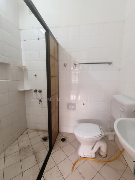 1-storey Terraced House for Sale in Taman Molek (Johor Bahru) - Sammi Hoo - Bathroom - PropertyGuru.com.my