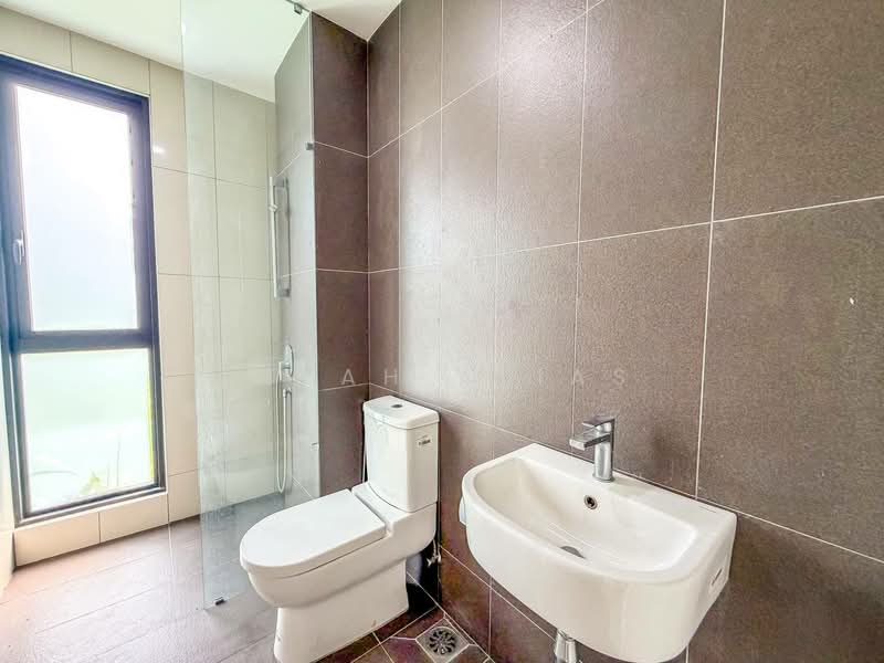 Rumah Berkembar untuk Dijual di Taman Bukit Palma (Kajang) - Izzah Alias - Bathroom - PropertyGuru.com.my