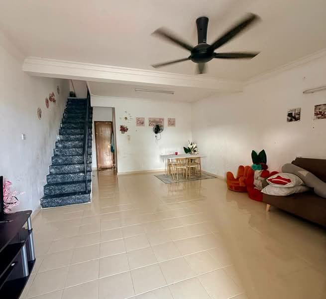 Rumah Teres 2-Tingkat untuk Dijual di Kemaman (Terengganu) - Izzah Alias - Living Room - PropertyGuru.com.my