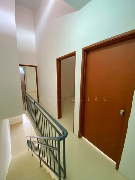 Rumah Teres 2-Tingkat untuk Dijual di Kemaman (Terengganu) - Izzah Alias - Corridor - PropertyGuru.com.my