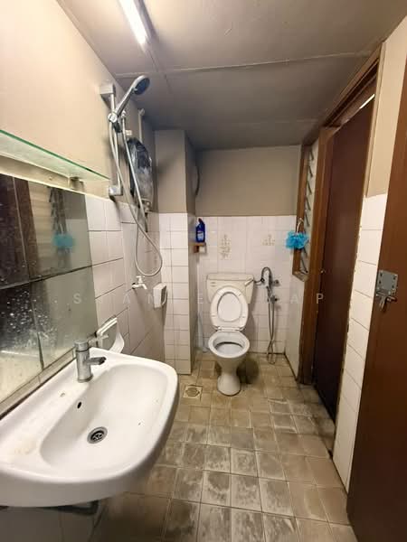 Kondominium untuk Disewa di Petaling Indah Condominiums - Stanley Yap - Bathroom - PropertyGuru.com.my