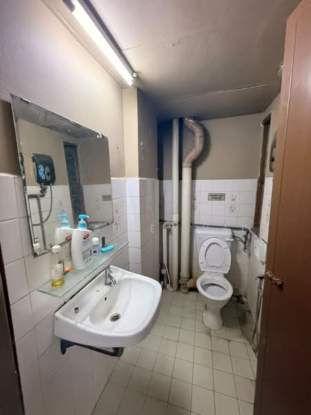 Kondominium untuk Disewa di Petaling Indah Condominiums - Stanley Yap - Bathroom - PropertyGuru.com.my