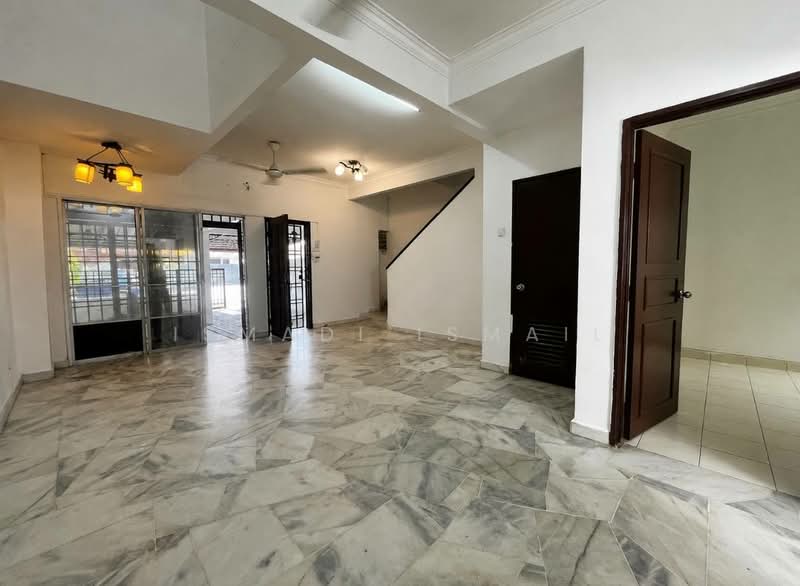2-storey Terraced House for Sale in Taman Pinggiran Usj (Subang Jaya) - Ismadi Ismail - Living Room - PropertyGuru.com.my