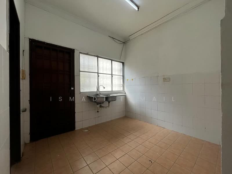 2-storey Terraced House for Sale in Taman Pinggiran Usj (Subang Jaya) - Ismadi Ismail - Kitchen - PropertyGuru.com.my