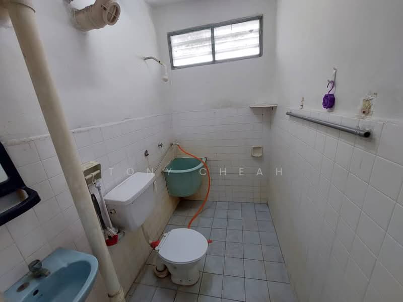 Pangsapuri untuk Dijual di Tanjung Court - Tony Cheah - Bathroom - PropertyGuru.com.my