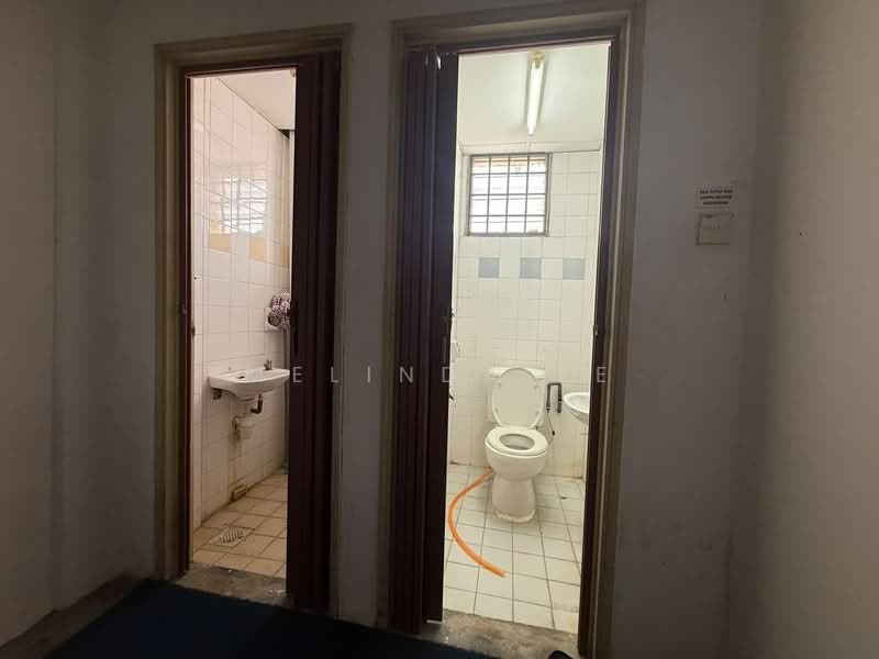 Shop / Office untuk Disewa di Taman Larkin Perdana (Johor Bahru) - Melinda Ee - Bathroom - PropertyGuru.com.my