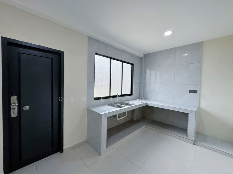1-storey Terraced House for Sale in Taman Puteri Wangsa (Ulu Tiram) - Daniel Yong - Kitchen - PropertyGuru.com.my