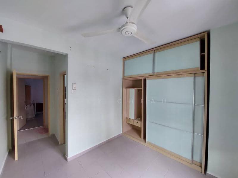 Pangsapuri untuk Dijual di Tanjung Court - Tony Cheah - Bedroom - PropertyGuru.com.my