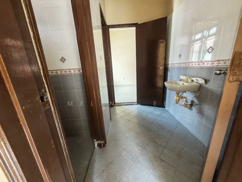 Semi-Detached House for Sale in Taman Permata (Johor Bahru) - Melinda Ee - Bathroom - PropertyGuru.com.my