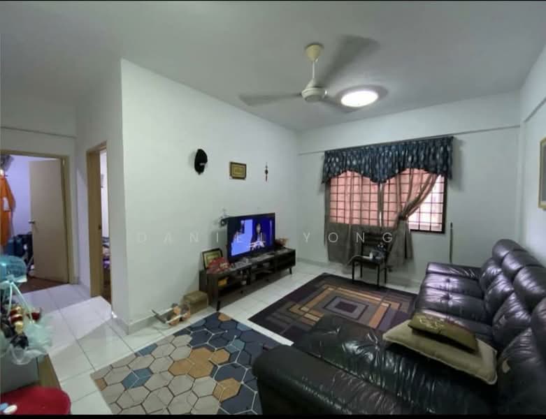 Pangsapuri untuk Dijual di Pangsapuri Persiaran Tanjung - Daniel Yong - Living Room - PropertyGuru.com.my