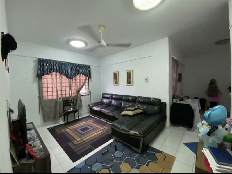 Pangsapuri untuk Dijual di Pangsapuri Persiaran Tanjung - Daniel Yong - Living Room - PropertyGuru.com.my