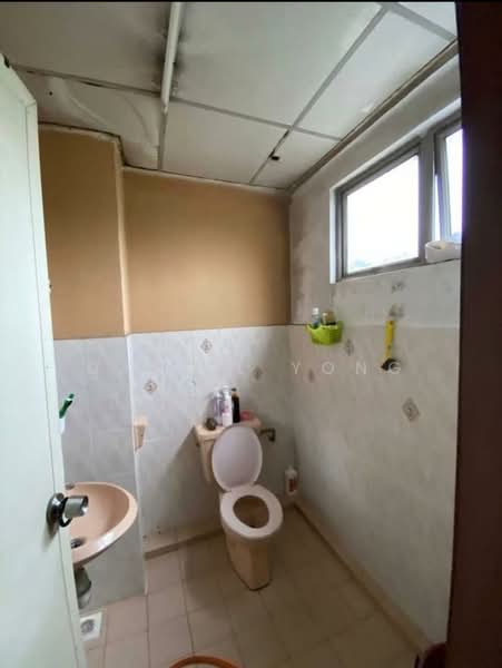 Pangsapuri untuk Dijual di Pangsapuri Persiaran Tanjung - Daniel Yong - Bathroom - PropertyGuru.com.my