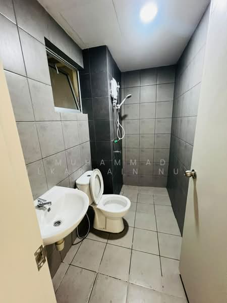 Kondominium untuk Disewa di Residensi Sateria - Muhammad Zulkarnain Nur Salim - Bathroom - PropertyGuru.com.my