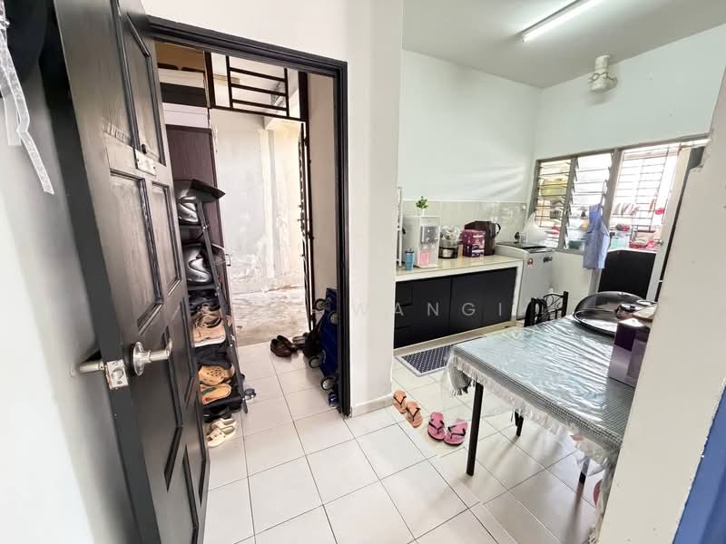 Pangsapuri untuk Dijual di Taman Larkin Idaman Plot C - Seri Wangi - Kitchen - PropertyGuru.com.my