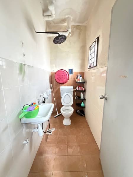 Pangsapuri untuk Dijual di Taman Larkin Idaman Plot C - Seri Wangi - Bathroom - PropertyGuru.com.my