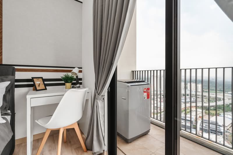 Kediaman Servis untuk Disewa di Emporis - Hakim Amin - Balcony - PropertyGuru.com.my