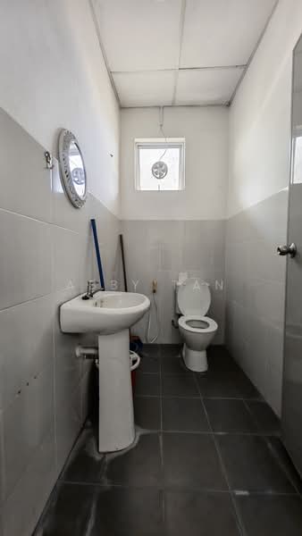 Shop for Rent in Kota Kinabalu (Sabah) - Abby Tan - Bathroom - PropertyGuru.com.my